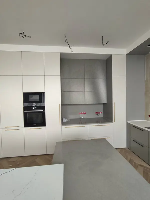 Большой кухонный гарнитур с островом