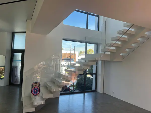 КП Райт Вилладж. Стеклянное ограждение лестницы