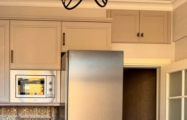 Кухня Фреда из массива дерева в цвете Экрю