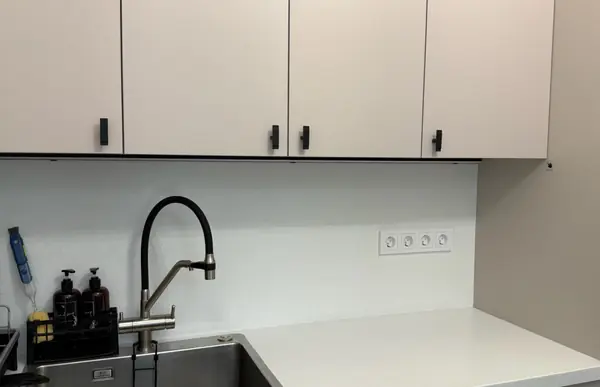 Эргономичная кухня в цвете серый кашемир