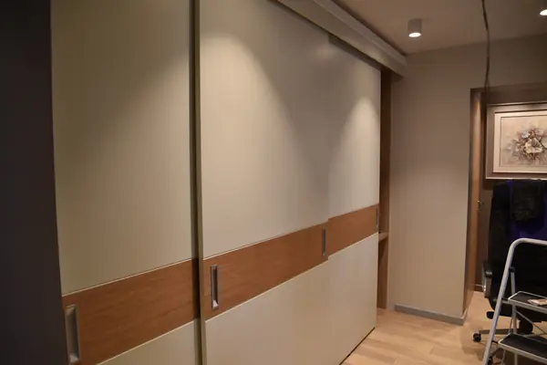 Шкаф встроенный в нишу.