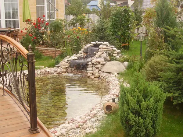 Пруд в поселке Феонит