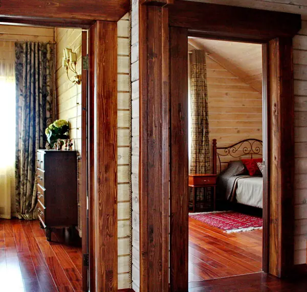 В загородном деревянном доме