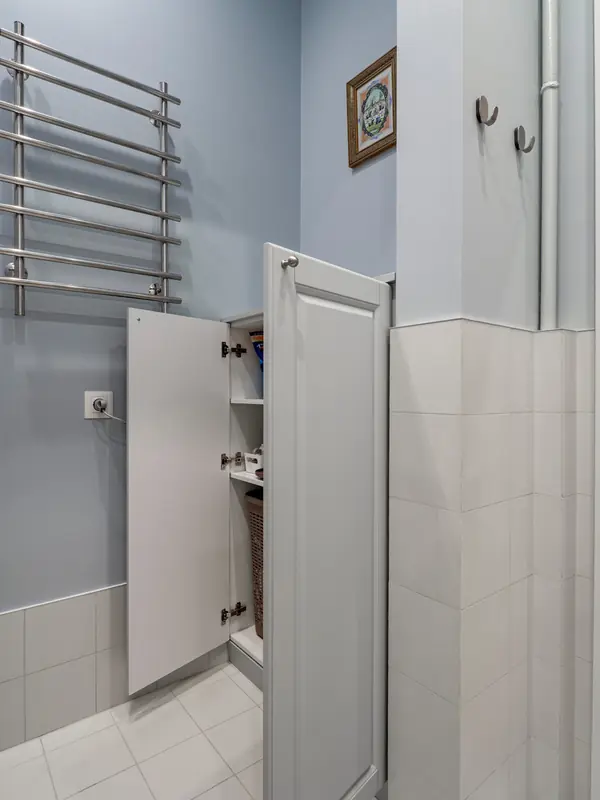 Меблировка прихожей и санузла в светло-мятном цвете