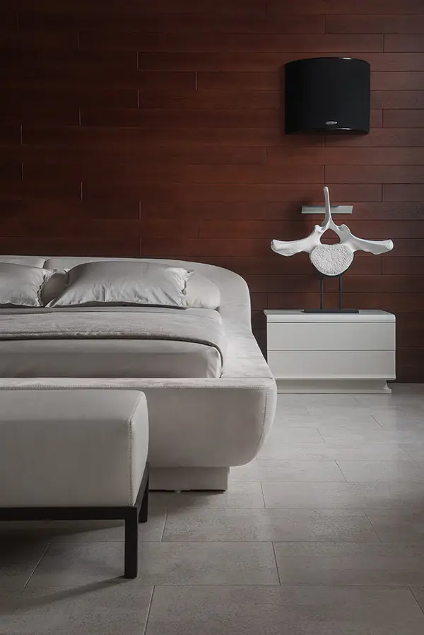 Современная квартира в Санкт-Петербурге с видом на озеро.