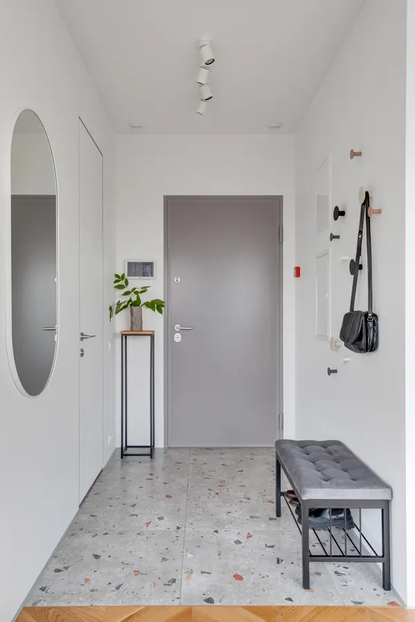 Минималистичная светлая прихожая