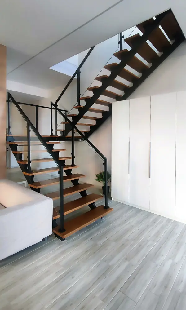 Современная лестница в офис