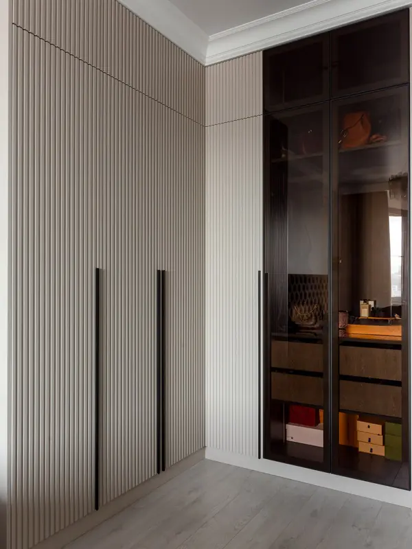 Гардеробная зона с подсветкой и скрытым хранением