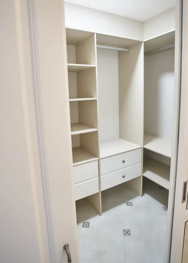 Гардеробная система классика raumplus с раздвижными и распашными дверьми