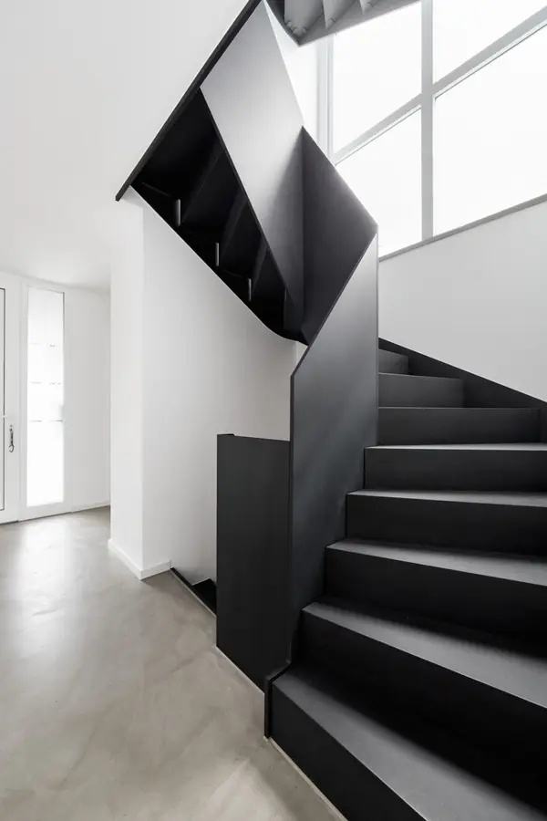 Черная лестница в проеме с окном