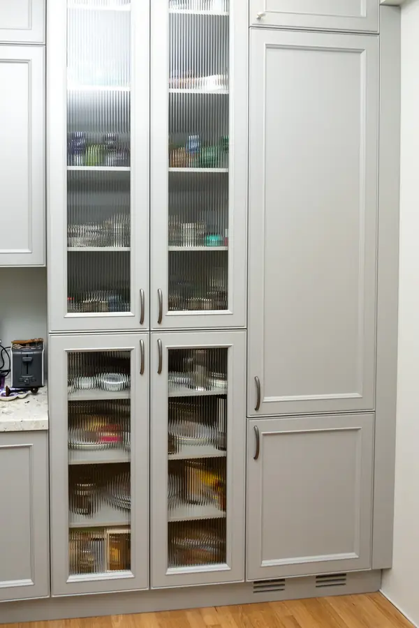 Светло-серая кухня в классическом стиле