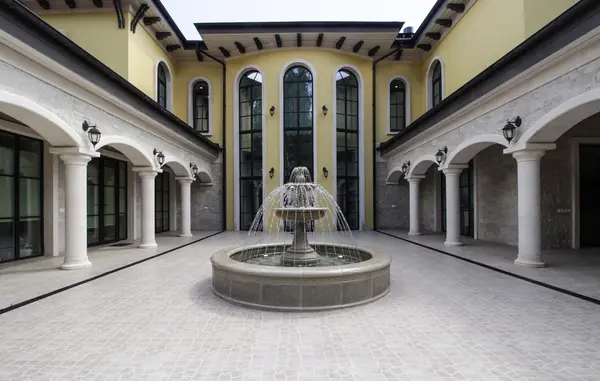 Дом в тосканском стиле. Вид на фонтан