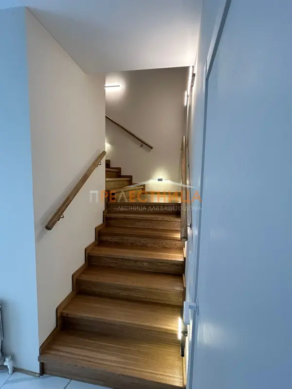 Две закрытых лестницы из дуба с шириной ступени 1500 мм