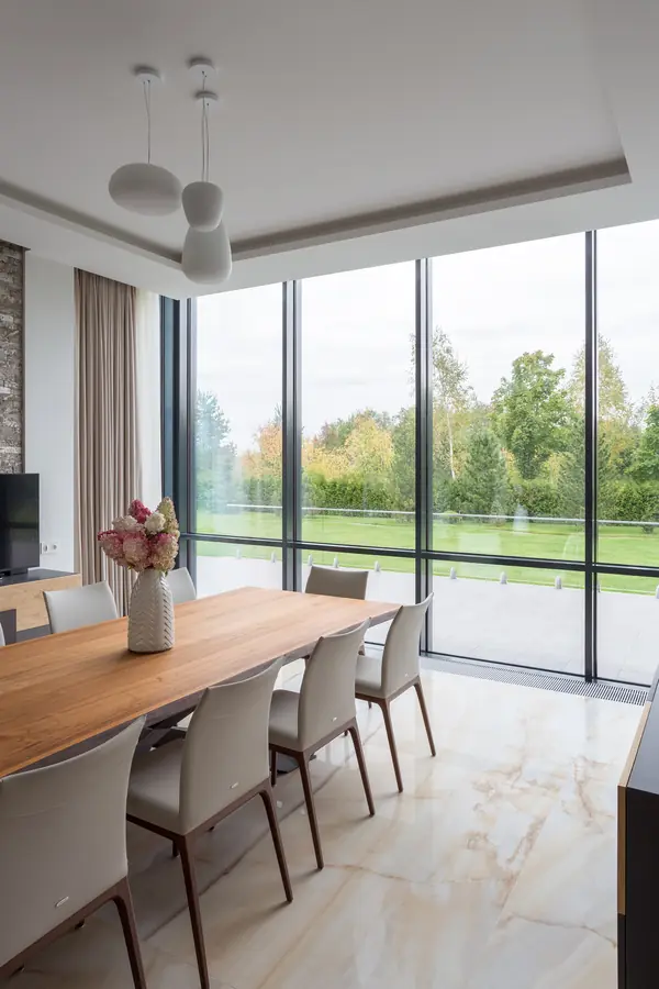Просторная столовая с видом на сад