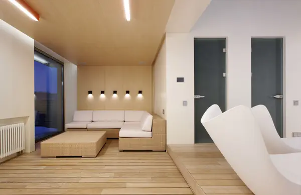 здание и интерьер бассейна на Новой Риге