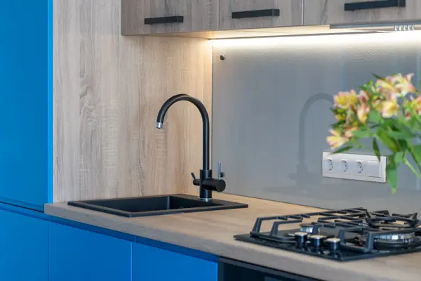 Многофункциональная кухня в ярком цвете