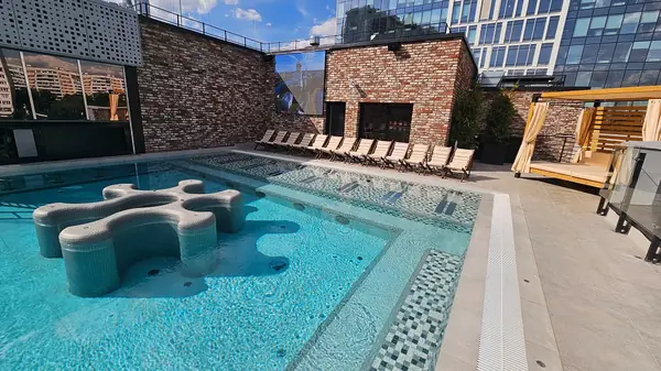 Бассейн на крыше "Грэмм Сити"