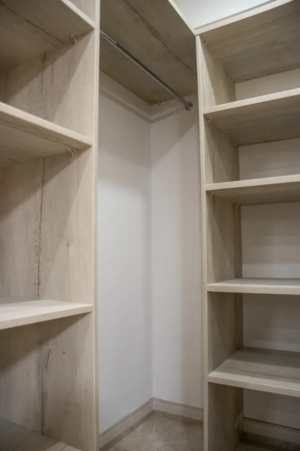 Гардеробная комната на цокольном этаже