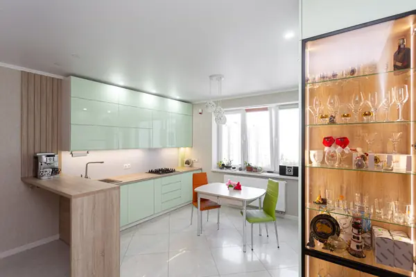 Мятная кухня со стеклянной витриной и подсветкой