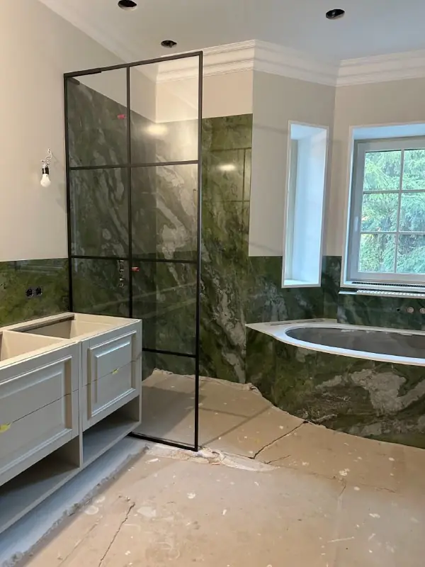 Стеклянные  перегородки в душевую.