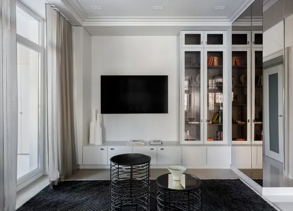 •Утонченный дизайн и функциональность: Шкафы и консоль в гостиной