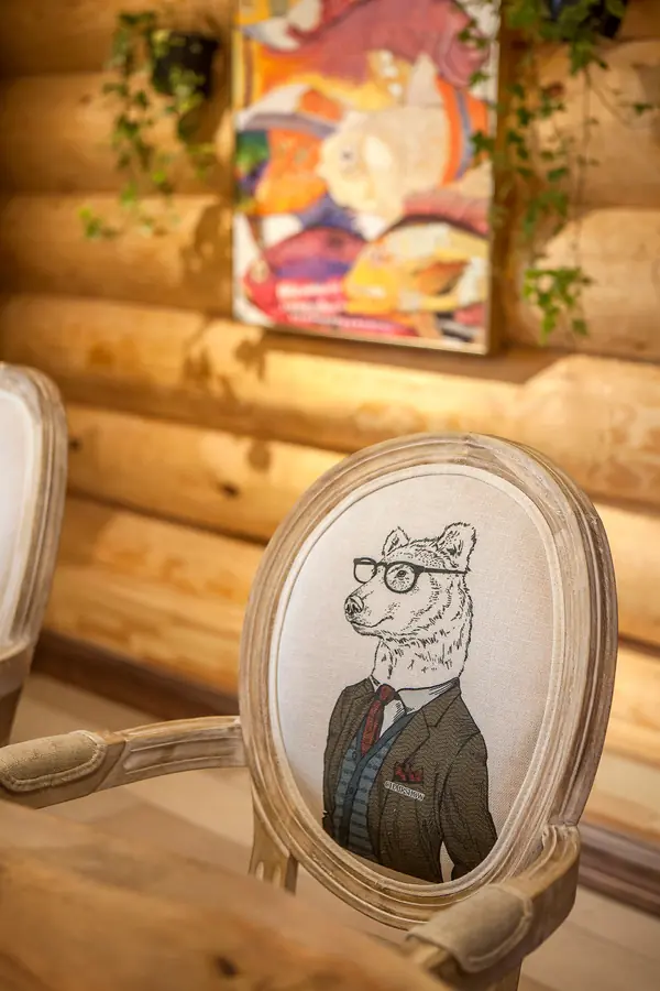 Кухня-столовая в бревенчатом доме