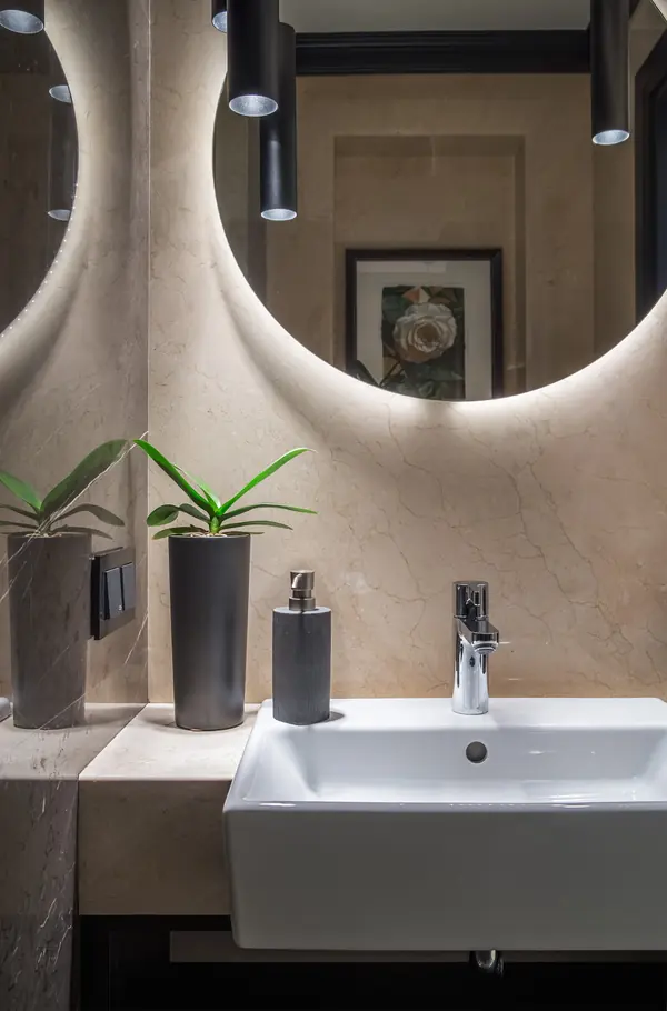 Зеркало с подсветкой в туалете из мрамора