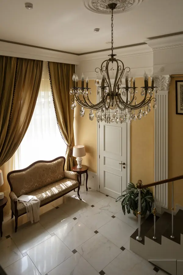 Холл с лестницей