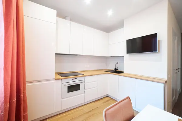 Белая глянцевая кухня с интегрированными ручками