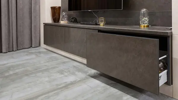 Кухня-гостиная из керамики, текстуры камень, цемент, металл