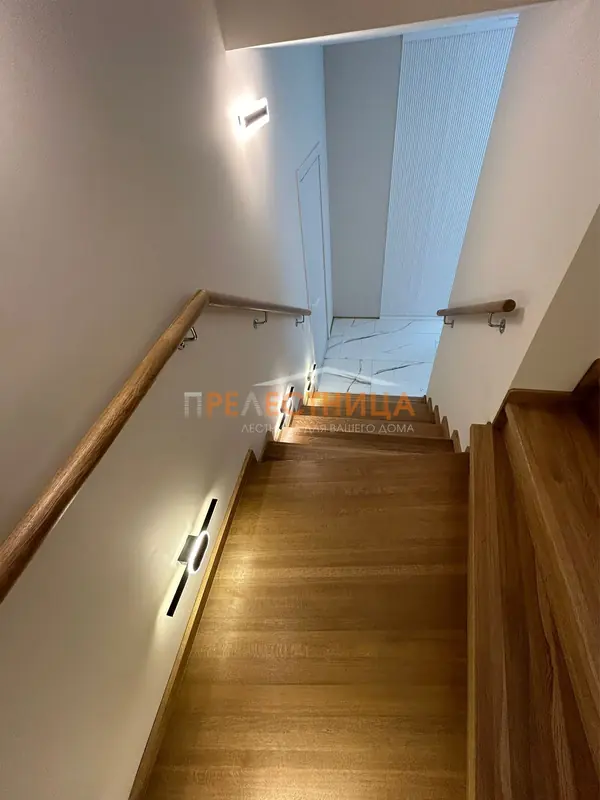 Две закрытых лестницы из дуба с шириной ступени 1500 мм