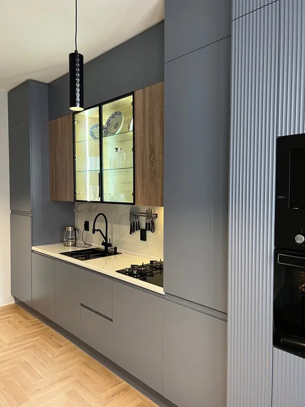 Прямая встроенная серая кухня со стеклянной витриной с подстветкой