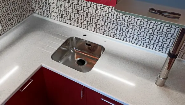 Серая кухонная столешница из искусственного камня Staron