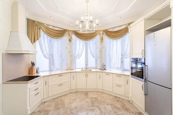 Светлая кухня с эркером