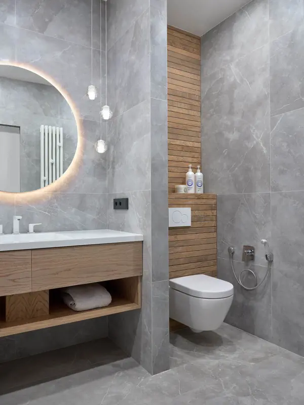 Монохром с деревянными акцентами в двухкомнатной квартире 60 м2