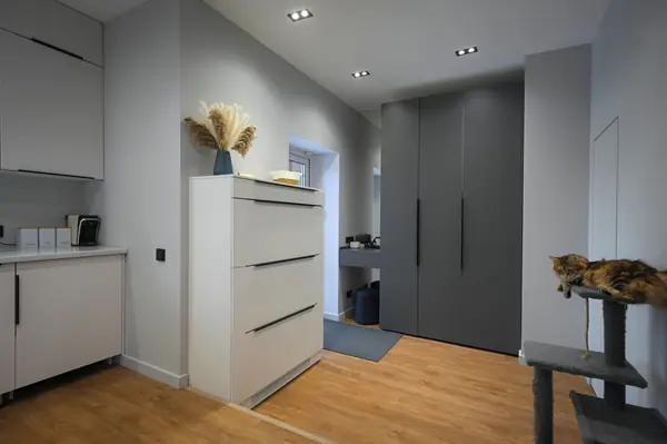 Коттедж в Чукреевке с природными фресками и рейками с подсветкой