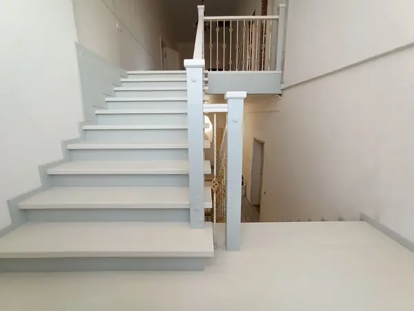 Лестница с первого по третий этаж