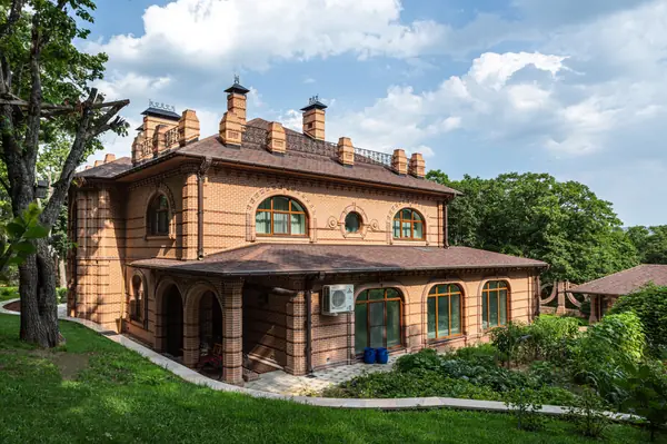 Загородный дом (усадьба) из кирпича