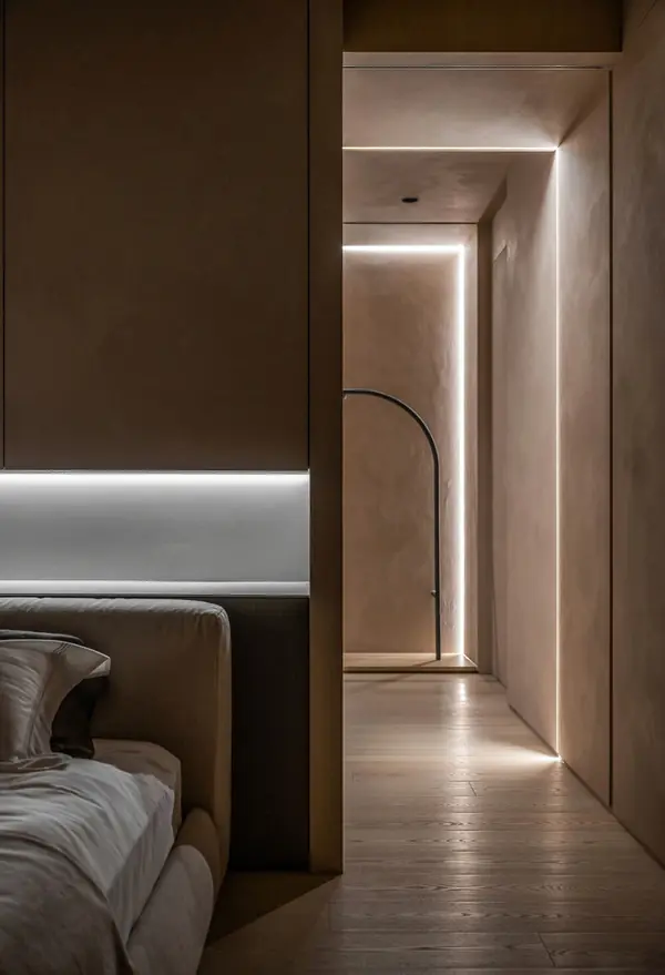 Современная спальня с гардеробной: декоративная штукатурка с эффектом арт-бетон