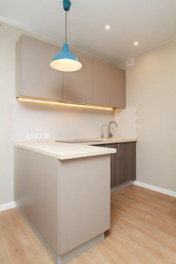 Квартира в современном стиле с яркими цветовыми акцентами.