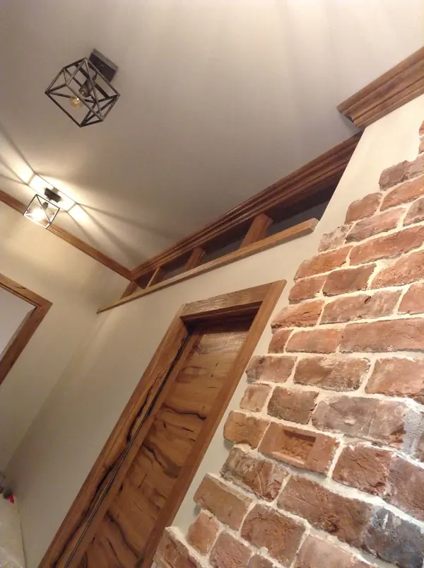 Кирпич и дерево