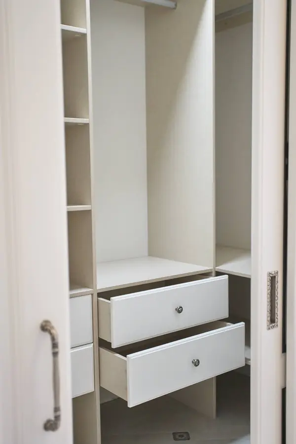 Гардеробная система классика raumplus с раздвижными и распашными дверьми