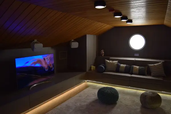 Домашний кинотеатр в мансарде