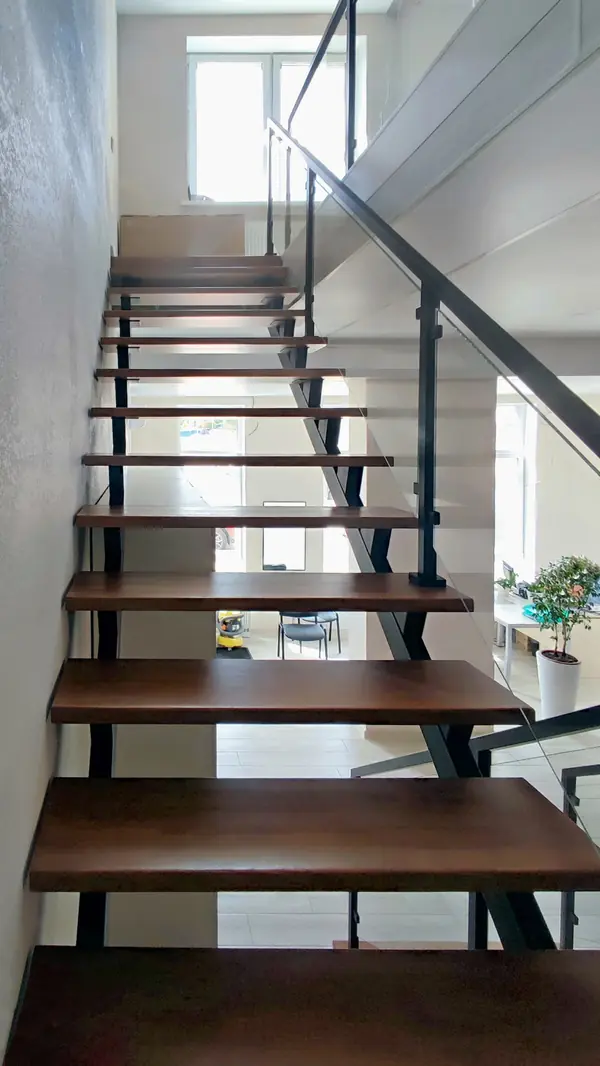 Современная лестница в офис