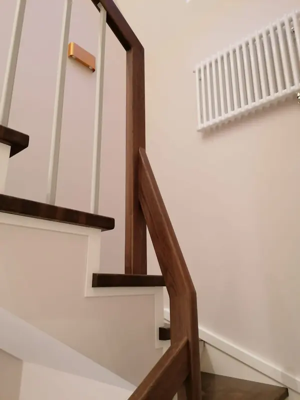 три лестницы  с металлическим ограждением