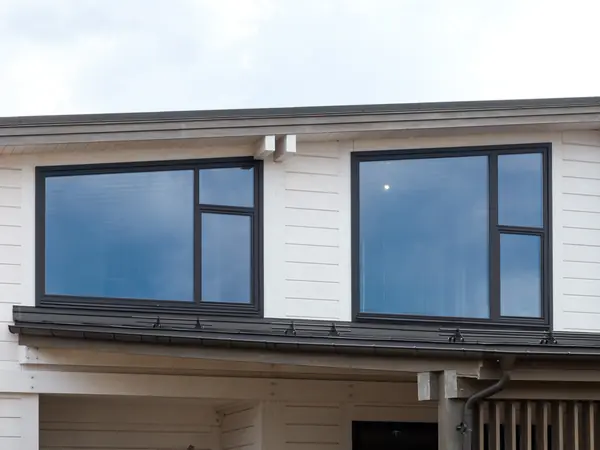 Трапецевидные окна, порталы и входные двери для современного дома