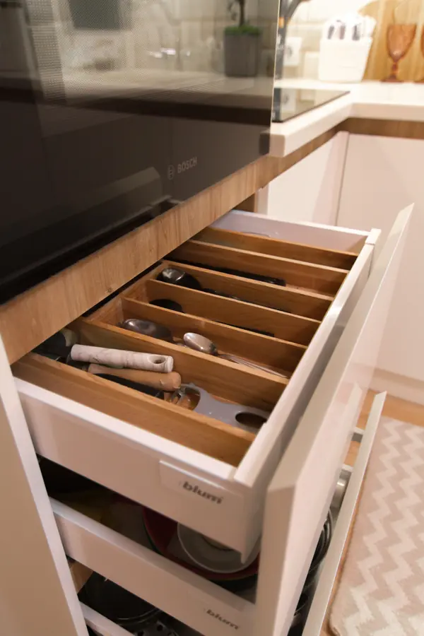 СВЕТЛАЯ КУХНЯ В СОВРЕМЕННОМ СТИЛЕ