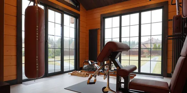 В зале установили боксерский мешок с колонной Custom + Box Column для оттачивани