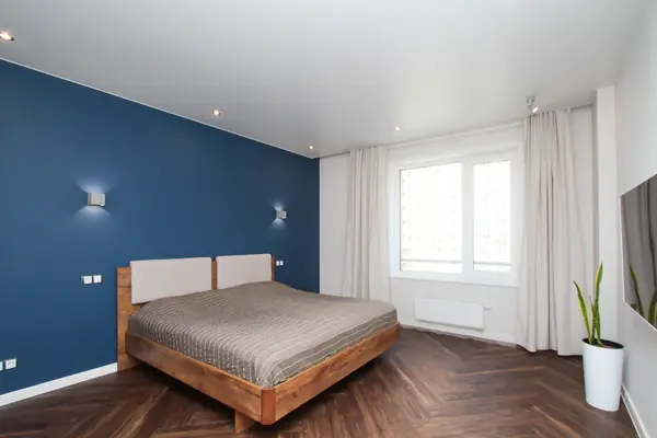 Квартира в современном стиле с яркими цветовыми акцентами.