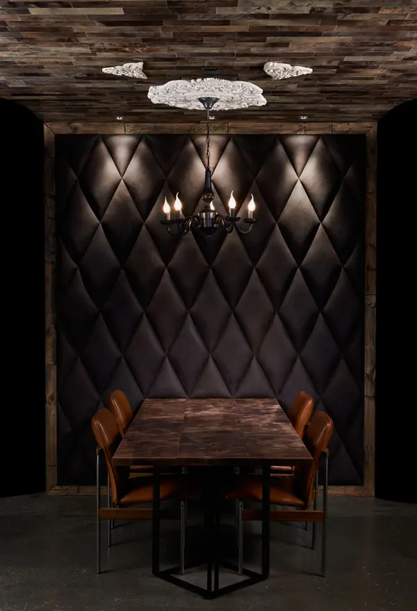 Мягкие настенные панели и стол в кожаной плитке Alphenberg